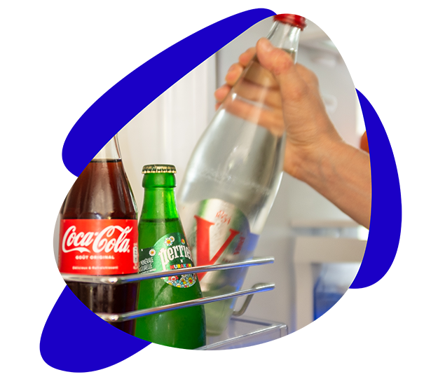 Bouteilles en verre consigné Drink Dong rangées dans un réfrigérateur
