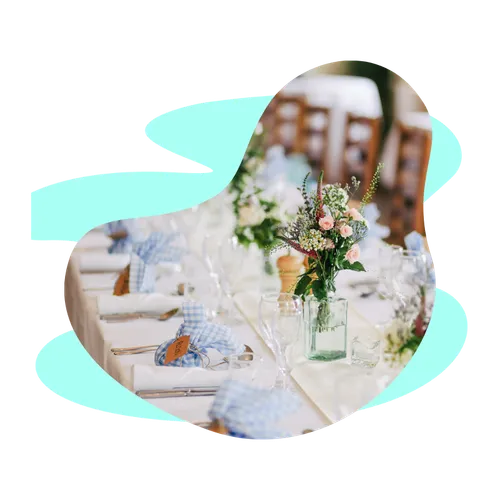 Table de mariage dressée avec des boissons en bouteilles de verre consigné Drink Dong