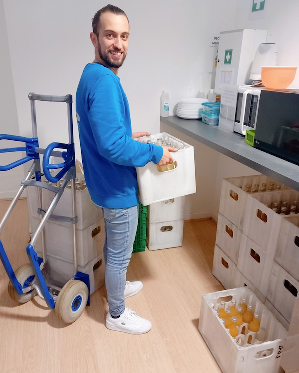 Livreur Drink Dong déposant des casiers de boissons consignées chez Eco-Compteur