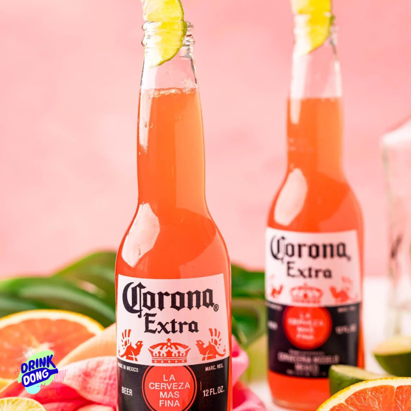 Cocktail Corona Sunrise préparé directement dans la bouteille de bière