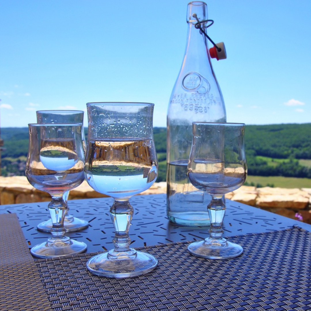 Bouteille en verre consigné et verres servis sur une table