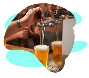 Tireuse à bière double bec en inox servant deux verres de bière blonde